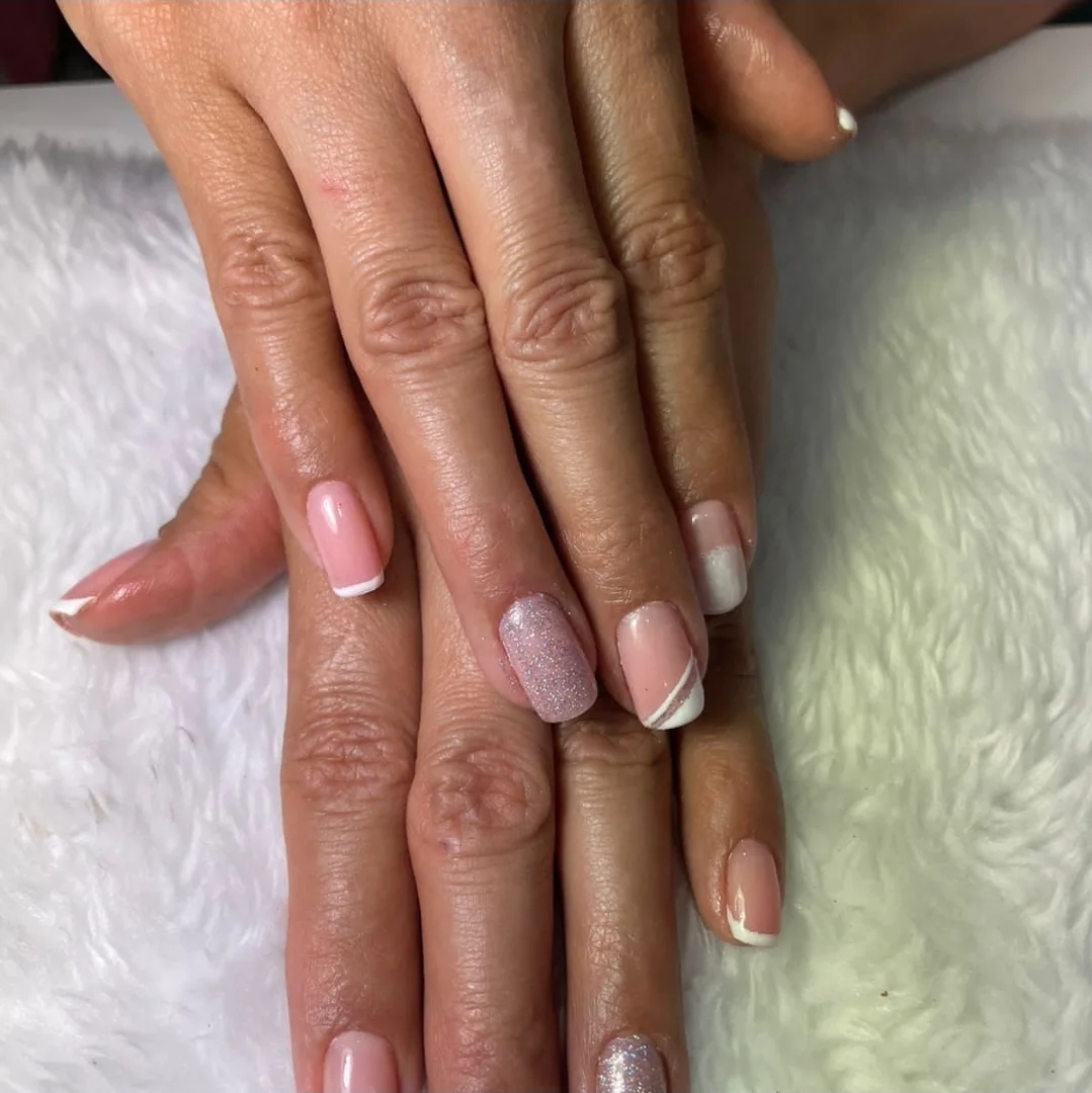 Unhas em tons de rosa com glitter e francesinha