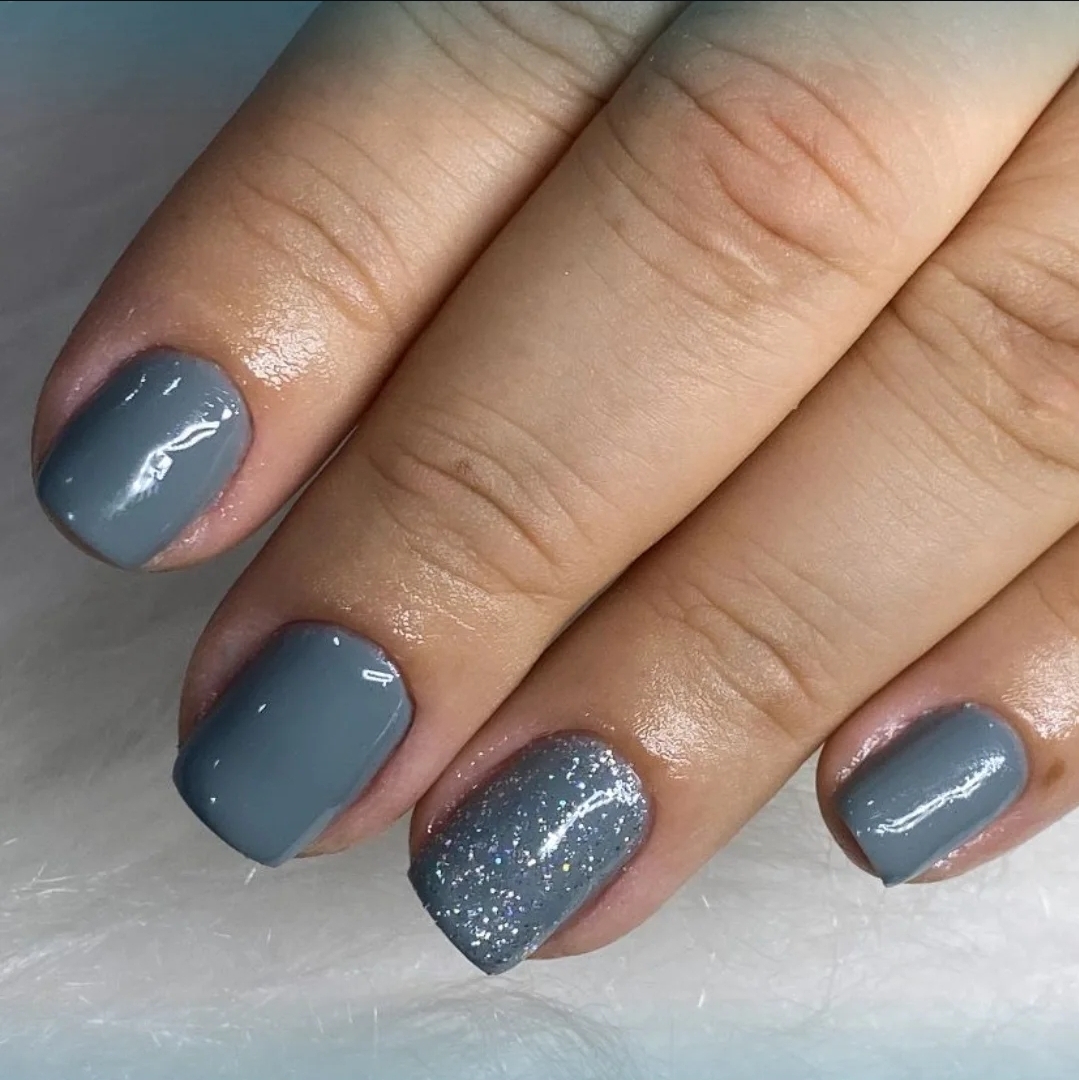 Unhas em esmalte vermelho vinho com acabamento brilhante